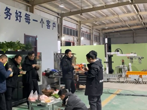 兄弟們?cè)诠ぷ鞴ぷ髦喑詡€(gè)火鍋，大家辛苦了。